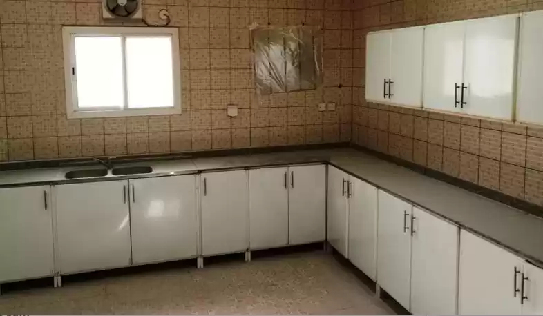 Mezclado utilizado Listo Propiedad 7+ habitaciones U / F Campo de trabajo  alquiler en al-sad , Doha #9113 - 1  image 